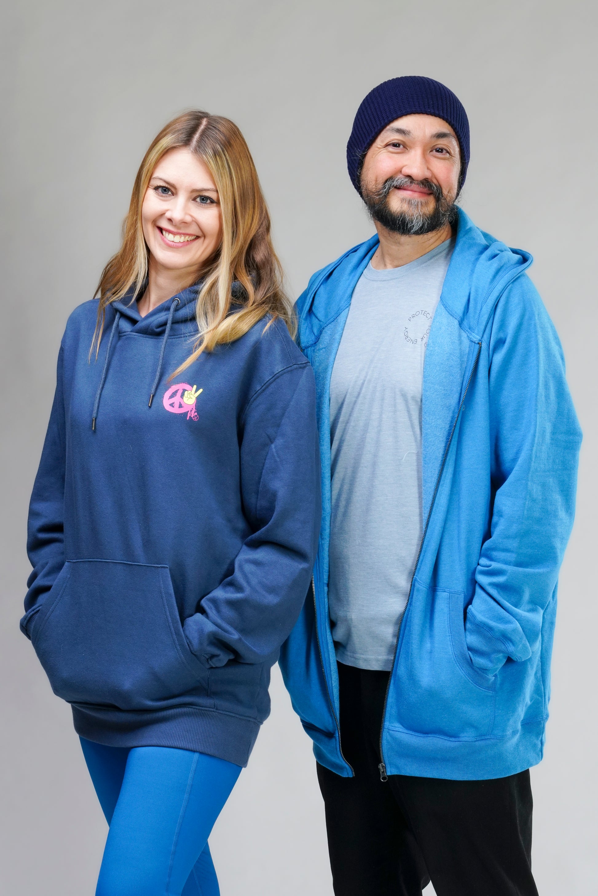 Detailaufnahme der Sweatjacke „Protect Your Energy“ – Herzprint in Grau, weiche Fleece-Innenseite und feine Verarbeitung.